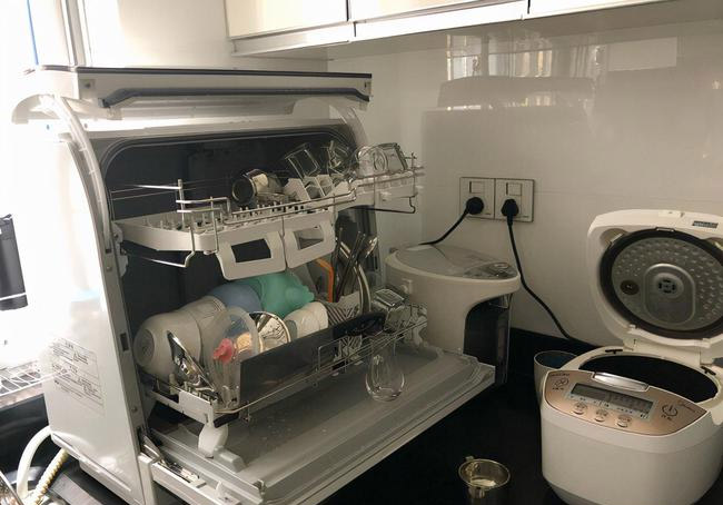 Desk dishwasher