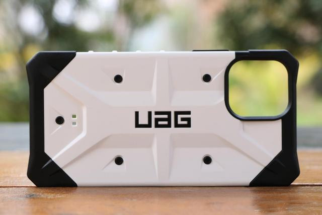 Give your iPhone a full protection -UAG case